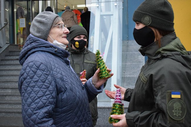 У Луцьку нацгвардійці серед вулиці роздавали перехожим подарунки. ФОТО