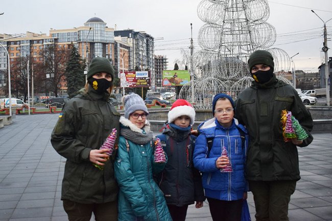 У Луцьку нацгвардійці серед вулиці роздавали перехожим подарунки. ФОТО