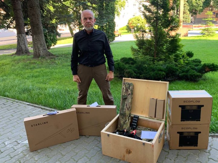 Луцька громада передала для воїнів модеми Starlink та зарядні станції