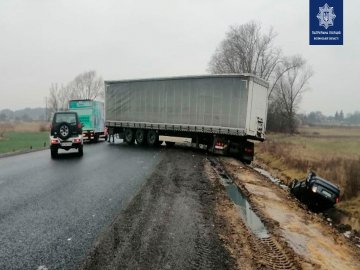 На Волині – автотроща за участі 4 машин: рух дорогою ускладнений 