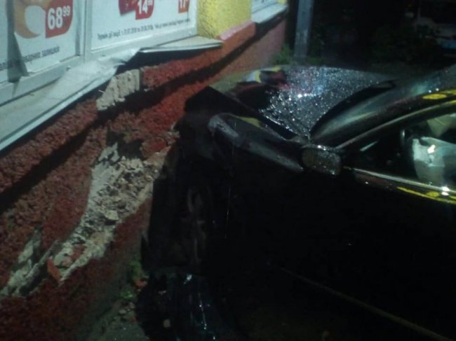 У Луцьку посеред ночі Lexus розмазався в будинок. ФОТО