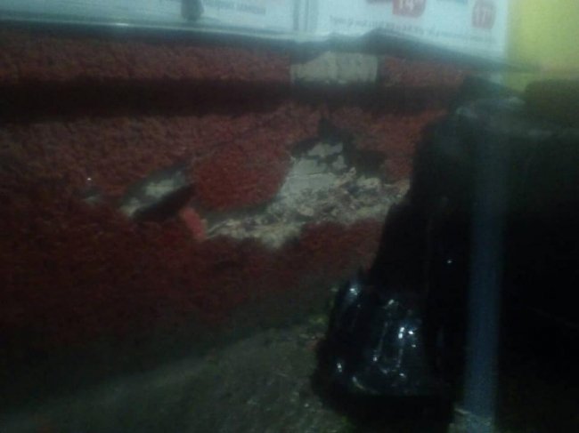 У Луцьку посеред ночі Lexus розмазався в будинок. ФОТО