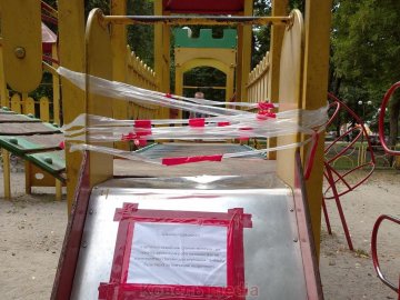 Дитячий майданчик у місті на Волині – в аварійному стані. ФОТО