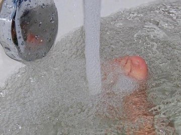 Батько залишив на декілька хвилин: у ванні втопився однорічний хлопчик