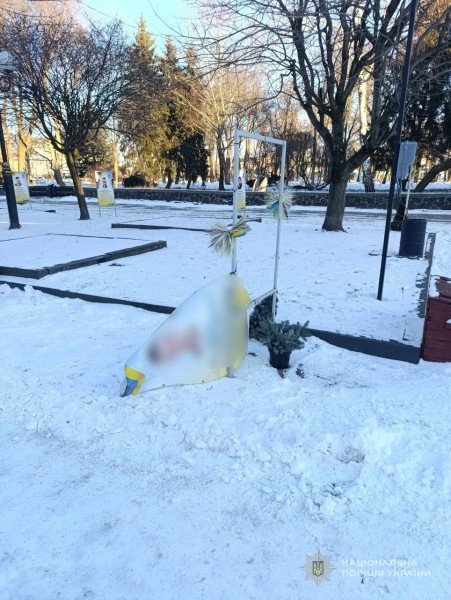 Зневажив пам'ять: 40-річний волинянин зірвав портрети загиблих Героїв на меморіальних банерах