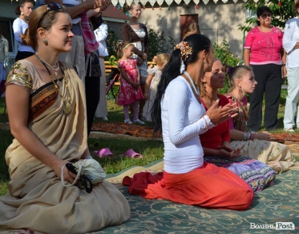 Під час церемонії жінки переважно сидять одягнені у яскраві сарі
