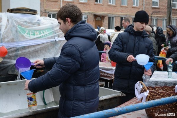 У центрі Луцька освятили воду. ФОТО