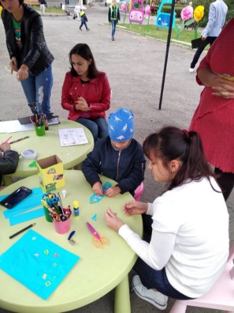 У Луцьку біля РАЦСу влаштували свято для дітей. ФОТО