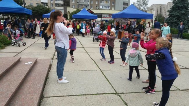 У Луцьку біля РАЦСу влаштували свято для дітей. ФОТО