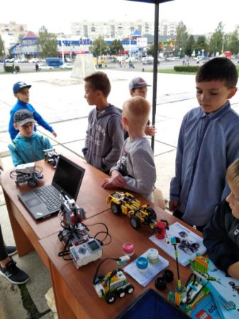 У Луцьку біля РАЦСу влаштували свято для дітей. ФОТО