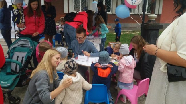 У Луцьку біля РАЦСу влаштували свято для дітей. ФОТО