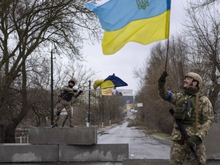 Ніхто не буде виводити війська з українських територій, - Зеленський