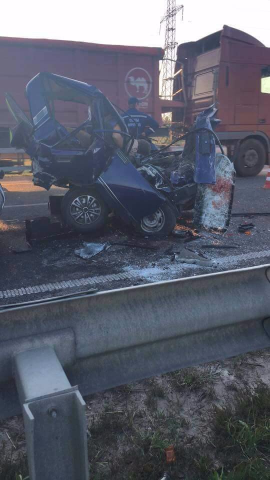 Жахлива аварія на Львівщині: легковик зім’яло до невпізнання