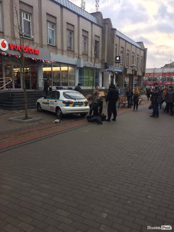 У центрі Луцька втихомирювали буяна. Кажуть, поводився неадекватно