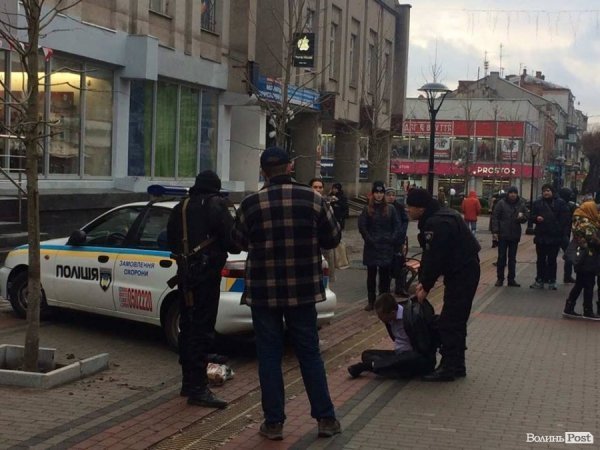 У центрі Луцька втихомирювали буяна. Кажуть, поводився неадекватно