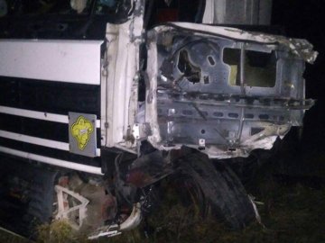 На волинській трасі п'яний водій вантажівки влетів у легковик. ФОТО