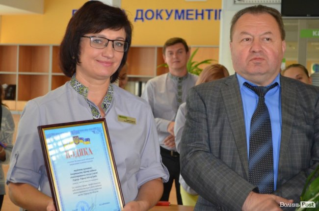 З подяками та тортом: луцький ЦНАП відсвяткував «День народження»