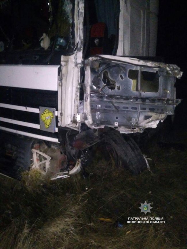 На волинській трасі п'яний водій вантажівки влетів у легковик. ФОТО