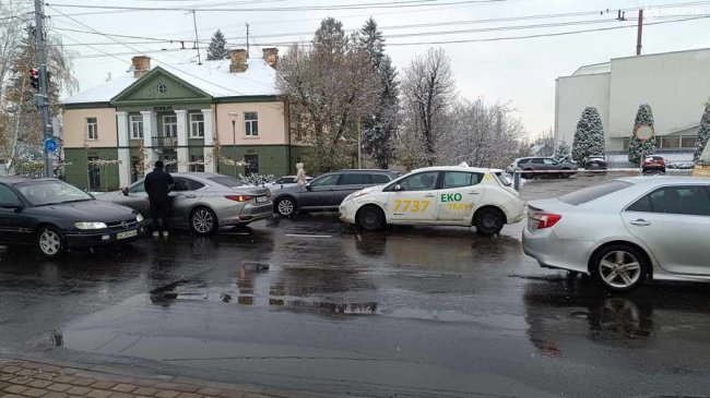 Аварія в Луцьку: таксі врізалося у Lexus