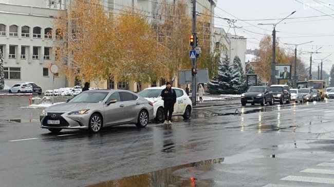 Аварія в Луцьку: таксі врізалося у Lexus