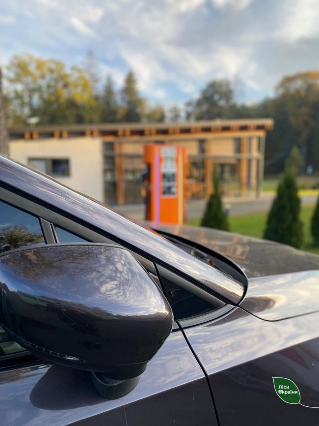 На Волині встановили зарядні станції для електрокарів у рекреаційних зонах. ФОТО