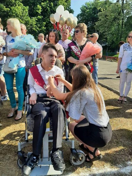 На Волині випускник із важкою формою ДЦП отримав золоту медаль за успіхи в навчанні 