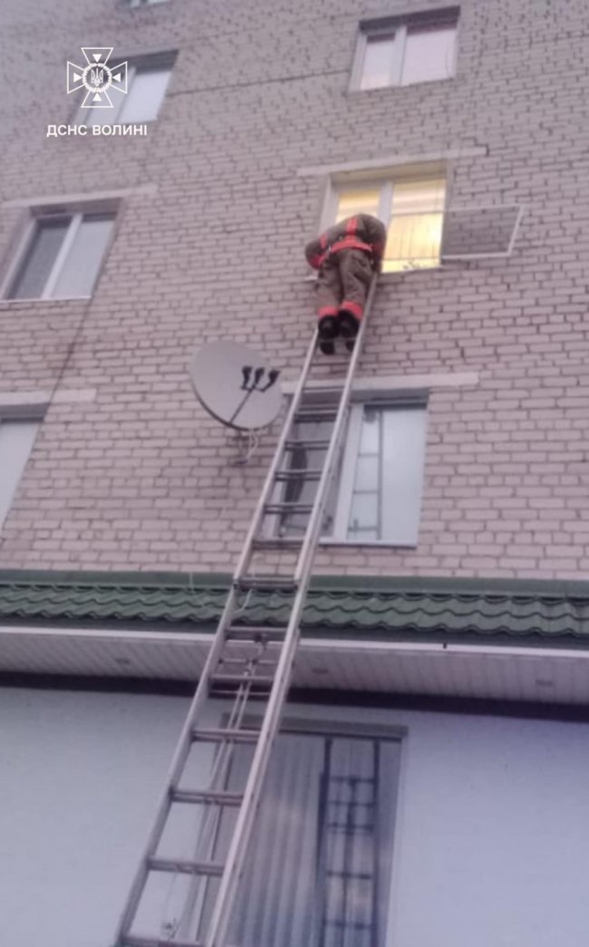 На Волині у квартирі опинилась замкненою однорічна дитина