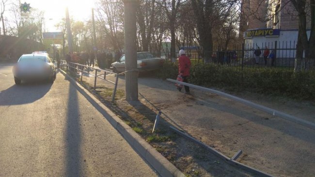 У Луцьку п'яний професор СНУ протаранив паркан і виїхав на тротуар: подробиці аварії