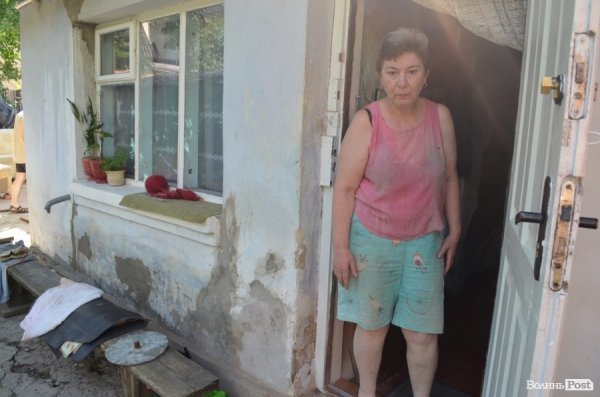 Наслідки зливи у Луцьку: у підвалах досі стоїть вода. ФОТО