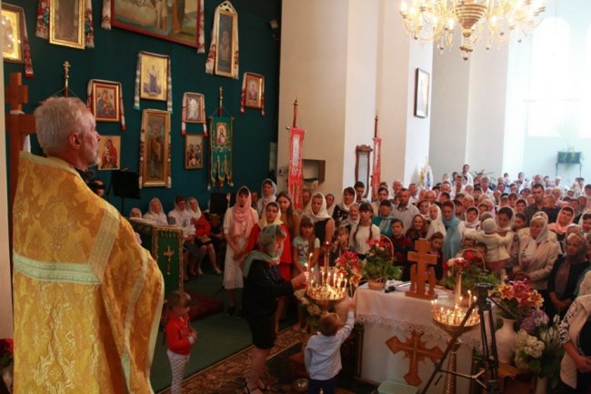 У місті на Волині освятили престол собору та накупольний хрест. ФОТО