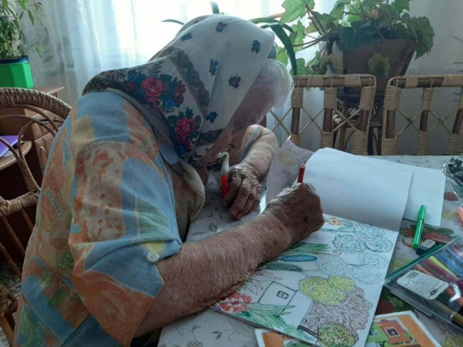 Бабуся з Волині у свої 93 роки створює яскраві малюнки 