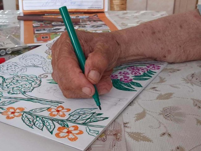 Бабуся з Волині у свої 93 роки створює яскраві малюнки 