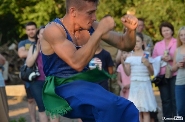 Гопак на битому склі: у Луцьку козачата показали елементи козацького характерництва. ФОТО. ВІДЕО