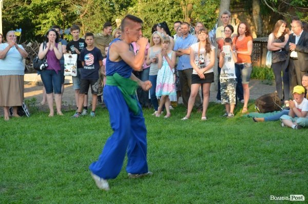 Гопак на битому склі: у Луцьку козачата показали елементи козацького характерництва. ФОТО. ВІДЕО