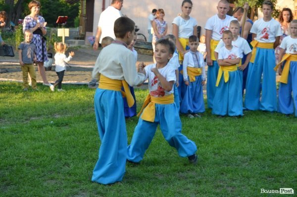 Гопак на битому склі: у Луцьку козачата показали елементи козацького характерництва. ФОТО. ВІДЕО