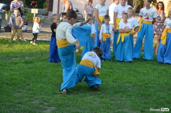 Гопак на битому склі: у Луцьку козачата показали елементи козацького характерництва. ФОТО. ВІДЕО