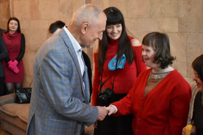 Волинські посадовці долучились до флешмобу у підтримку «сонячних» дітей. ФОТО