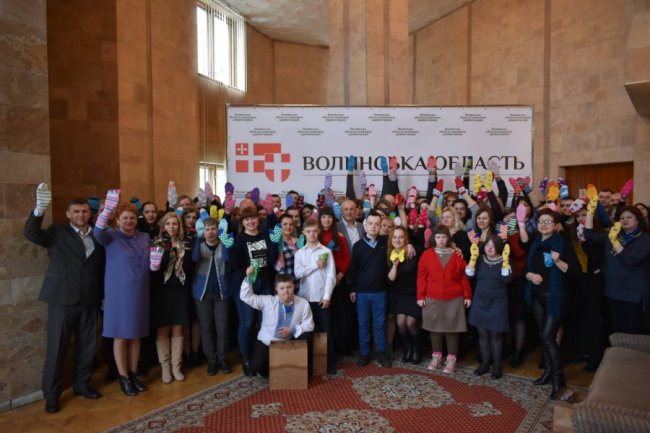 Волинські посадовці долучились до флешмобу у підтримку «сонячних» дітей. ФОТО