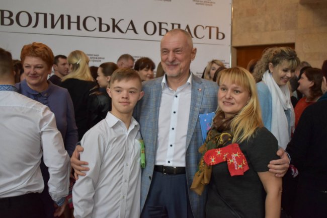 Волинські посадовці долучились до флешмобу у підтримку «сонячних» дітей. ФОТО