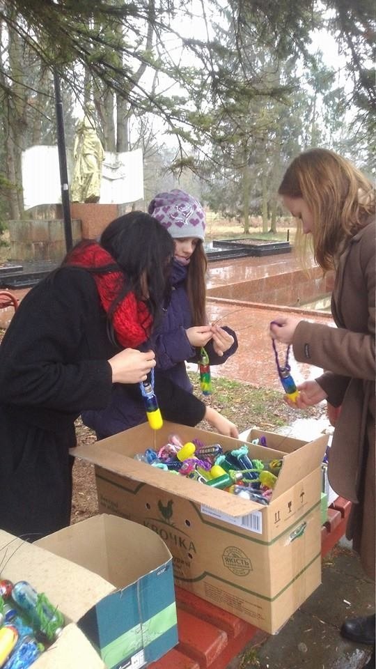 У Луцьку прикрашали еко-ялинку. ФОТО