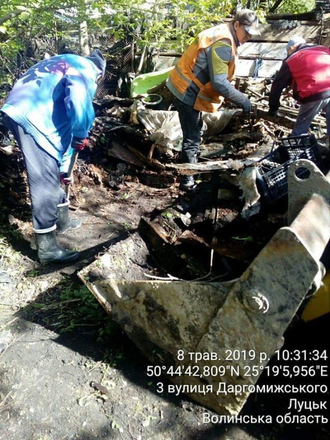 У Луцьку муніципали знесли декілька аварійних сараїв та паркан