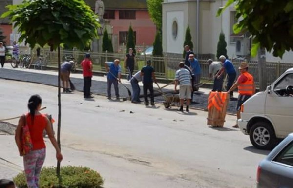 Дешево й сердито: на Закарпатті люди самі поклали асфальт в селі. ФОТО