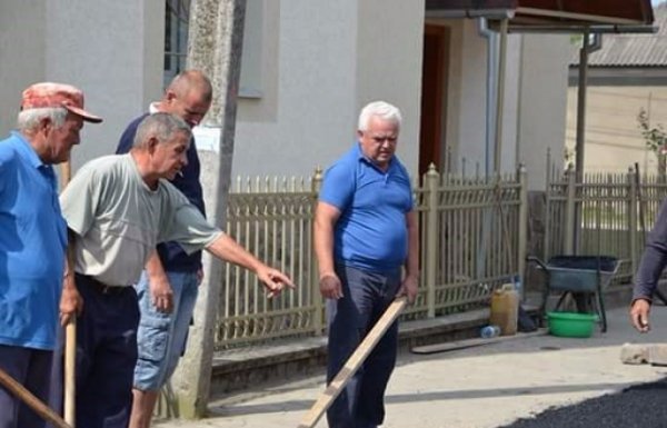 Дешево й сердито: на Закарпатті люди самі поклали асфальт в селі. ФОТО