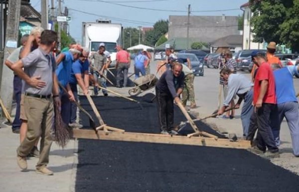 Дешево й сердито: на Закарпатті люди самі поклали асфальт в селі. ФОТО