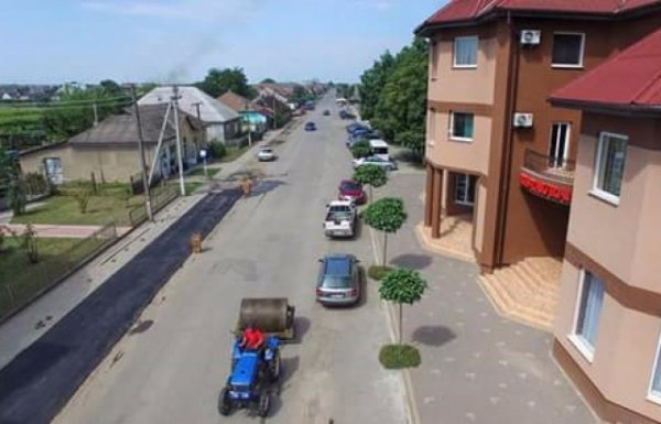 Дешево й сердито: на Закарпатті люди самі поклали асфальт в селі. ФОТО