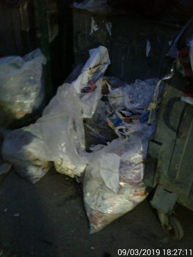 У Луцьку чоловік посеред вулиці викидав сміття з мікроавтобуса. ФОТО