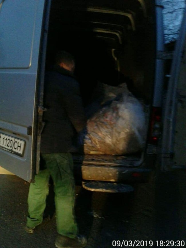 У Луцьку чоловік посеред вулиці викидав сміття з мікроавтобуса. ФОТО