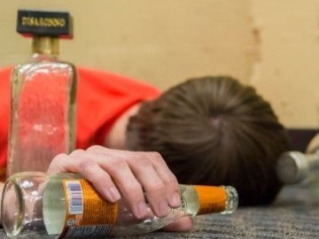 У Ковелі поблизу поліклініки школяр розпивав спиртні напої