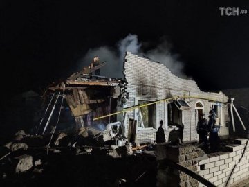 Росіяни влучили у житловий будинок в Запоріжжі, загинули чоловік та дитина