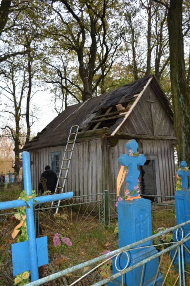 На Волині волонтери ремонтують унікальну 200-річну капличку. ФОТО